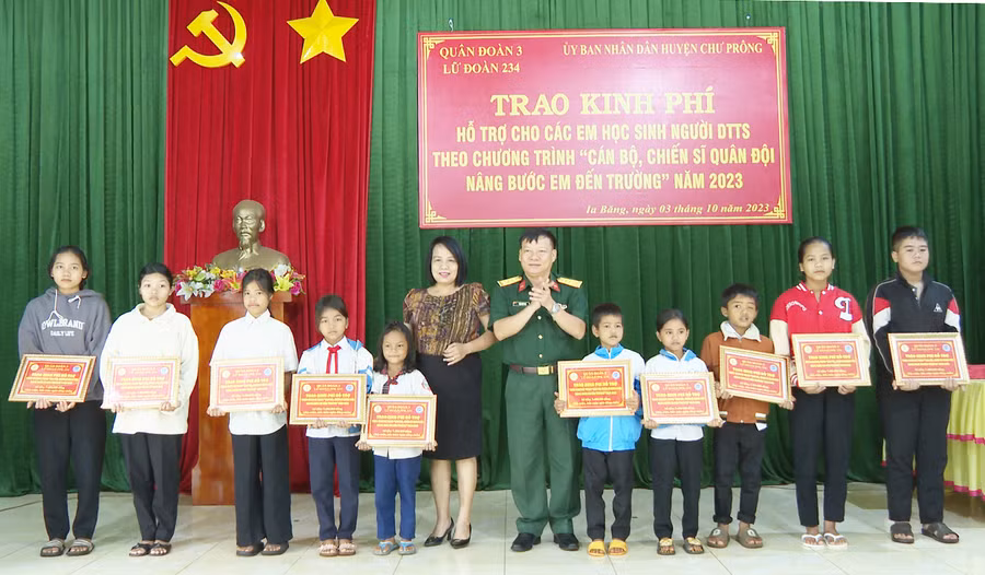 Trao học bổng hỗ trợ kinh phí học tập cho học sinh xã Ia Băng (huyện Chư Prông). Ảnh: Rơ Lan Viện