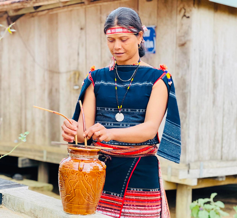 Chị Đinh Thị Văn chuẩn bị ghè rượu để mời du khách. Ảnh: M.K Chị Đinh Thị Văn chuẩn bị ghè rượu để mời du khách. Ảnh: M.K