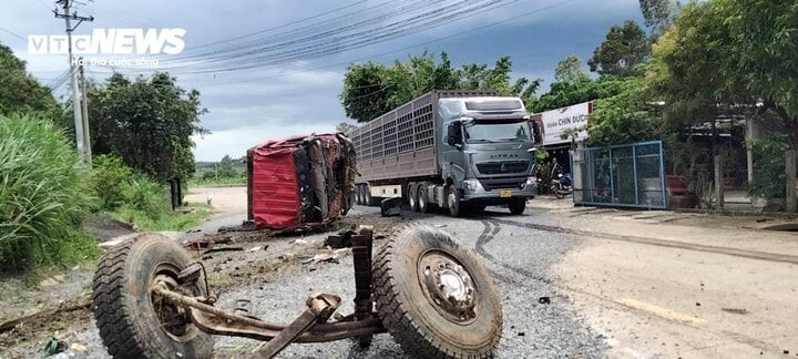 Bánh xe tải rơi ra ngoài Bánh xe tải rơi ra ngoài