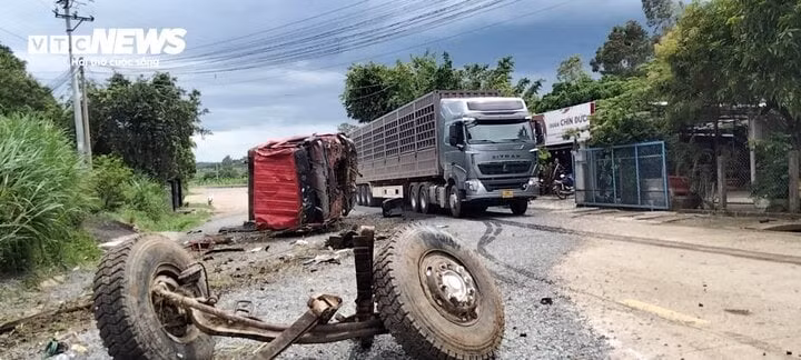 Bánh xe tải rơi ra ngoài