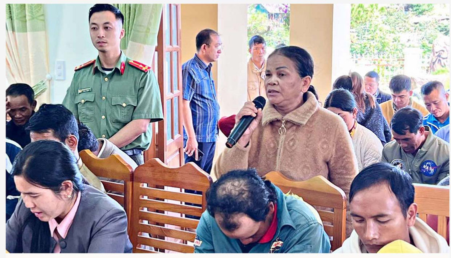 Bà K&apos;Them nêu ý kiến tại buổi tiếp xúc cử tri của Đoàn ĐBQH tỉnh Lâm Đồng tại xã Lát, huyện Lạc Dương ngày 1/7