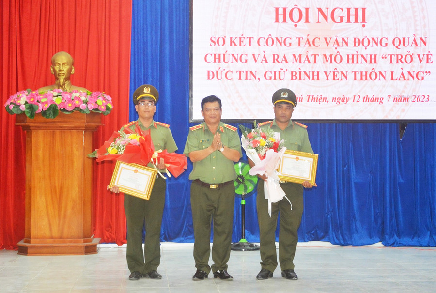 Giám đốc Công an tỉnh tặng giấy khen cho 2 cá nhân có thành tích xuất sắc trong công tác vận động các đối tượng FULRO, “Tin lành Đê ga” quay về sinh họa các tôn giáo được Nhà nước công nhận hợp pháp. Ảnh: Thúy Trinh