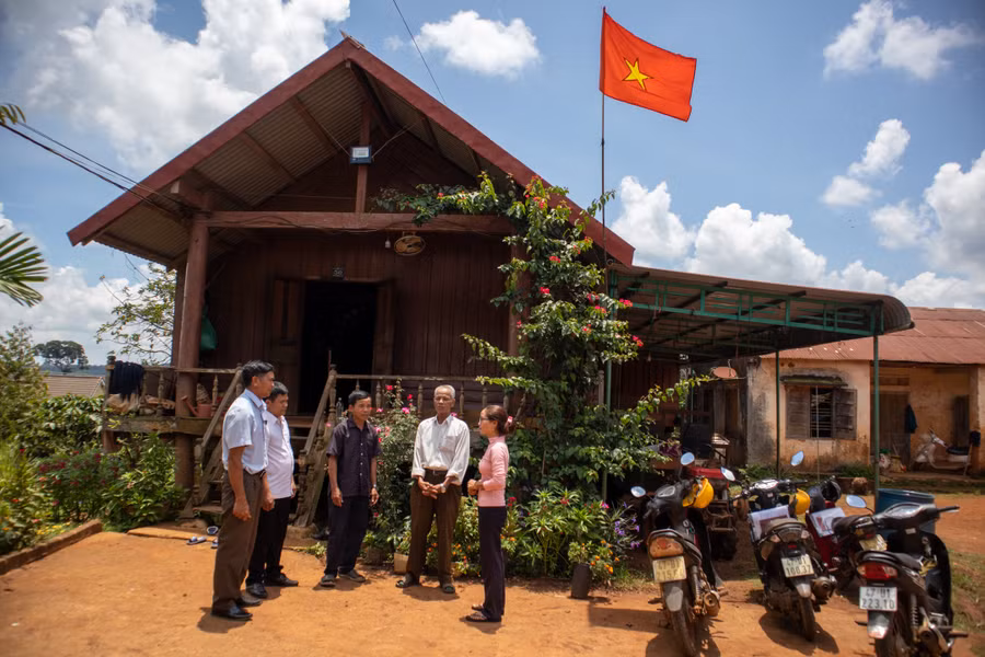 Người có uy tín, già làng ở xã Cư Pơng (huyện Krông Búk) cùng trao đổi về công tác vận động quần chúng.