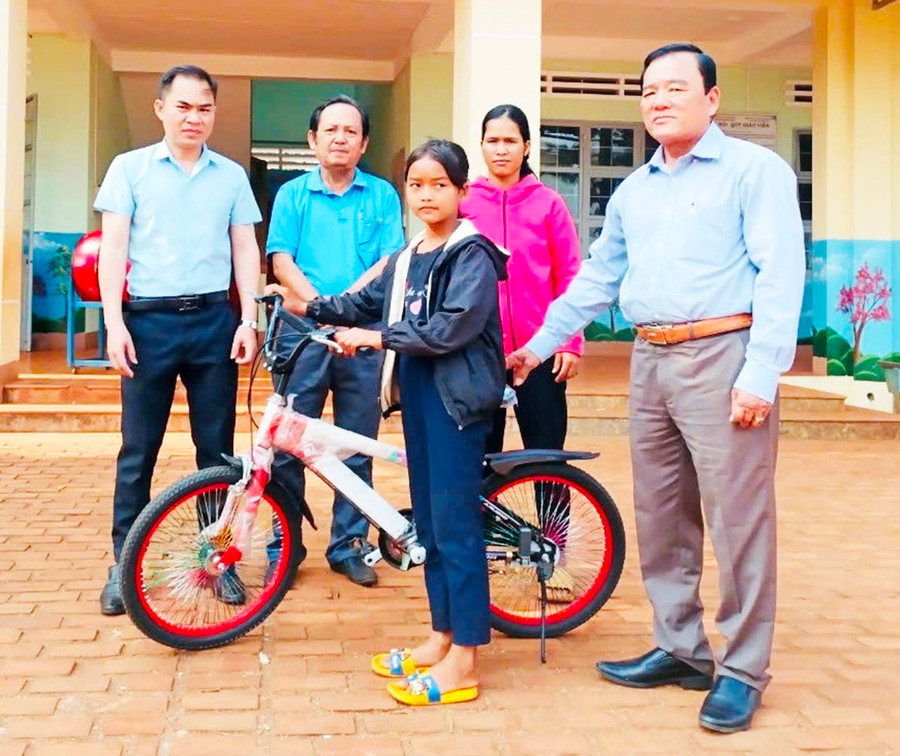 Chủ tịch Hội Khuyến học huyện Chư Sê Dương Chí Nghĩa (bìa phải) cùng cán bộ Hội tặng xe đạp cho học sinh nghèo. Ảnh: H.T Chủ tịch Hội Khuyến học huyện Chư Sê Dương Chí Nghĩa (bìa phải) cùng cán bộ Hội tặng xe đạp cho học sinh nghèo. Ảnh: H.T