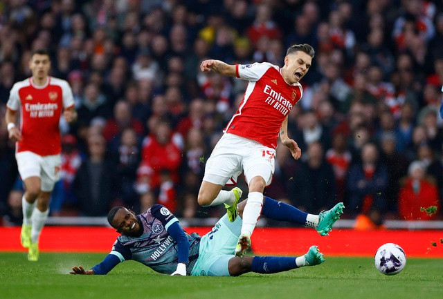 Trận derby tại Emirates nóng ngay từ những phút đầu