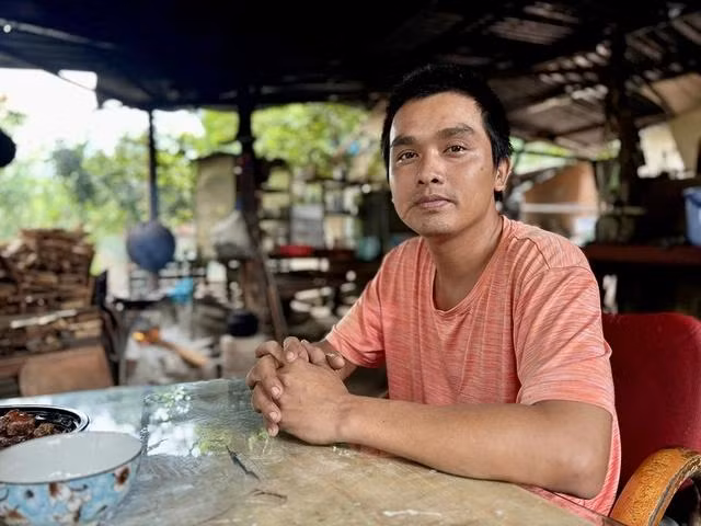 Anh Cao Nhật Tân thường giúp người đi đường mỗi khi mưa ngập.ẢNH: DƯƠNG LAN