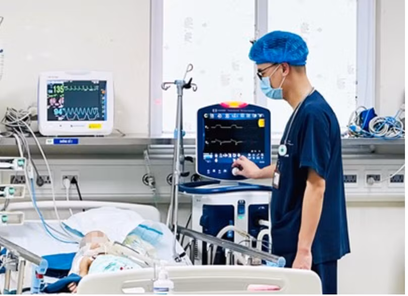 Bác sĩ Bệnh viện Nhi Trung ương theo dõi tình hình sức khoẻ cho bệnh nhi. (Ảnh: BVCC) Bác sĩ Bệnh viện Nhi Trung ương theo dõi tình hình sức khoẻ cho bệnh nhi. (Ảnh: BVCC)