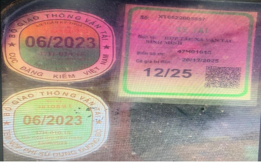 Tem an toàn kỹ thuật và tem nộp phí sử dụng đường bộ giả bị lực lượng chức năng phát hiện.