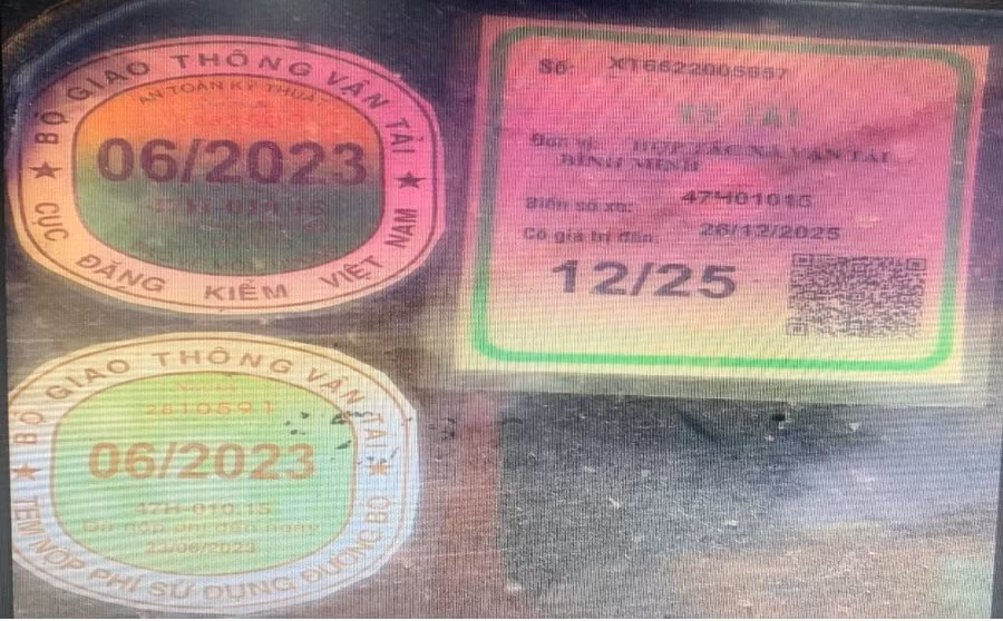 Tem an toàn kỹ thuật và tem nộp phí sử dụng đường bộ giả bị lực lượng chức năng phát hiện.
