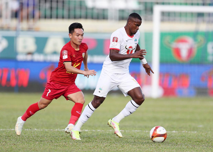 Các cầu thủ HAGL (phải) đã thể hiện tinh thần thi đấu tích cực dù chỉ có 3 trận hòa. Ảnh: Văn Ngọc