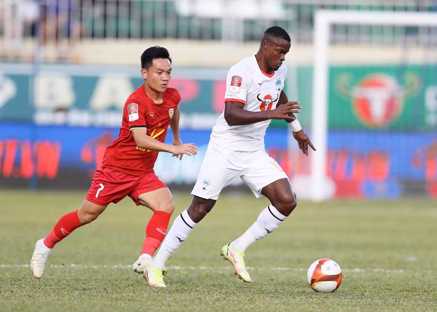 Các cầu thủ HAGL (phải) đã thể hiện tinh thần thi đấu tích cực dù chỉ có 3 trận hòa. Ảnh: Văn Ngọc