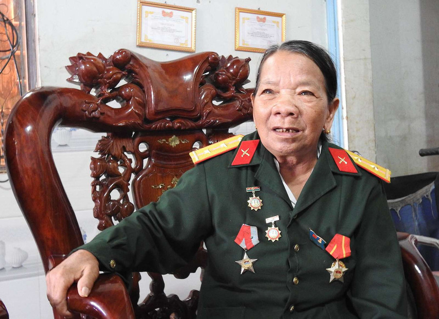 Nữ anh hùng Y Buông kể lại những năm tháng chiến đấu gian khổ mà hào hùng. Ảnh: K.Đ