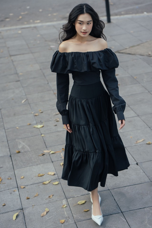 Chiếc đầm midi vai trần với các đường xếp ly, tạo bồng mang đến vẻ đẹp quyến rũ, đậm phong cách "quý cô" thanh lịch cho người đẹp Hà Nội Chiếc đầm midi vai trần với các đường xếp ly, tạo bồng mang đến vẻ đẹp quyến rũ, đậm phong cách "quý cô" thanh lịch cho người đẹp Hà Nội