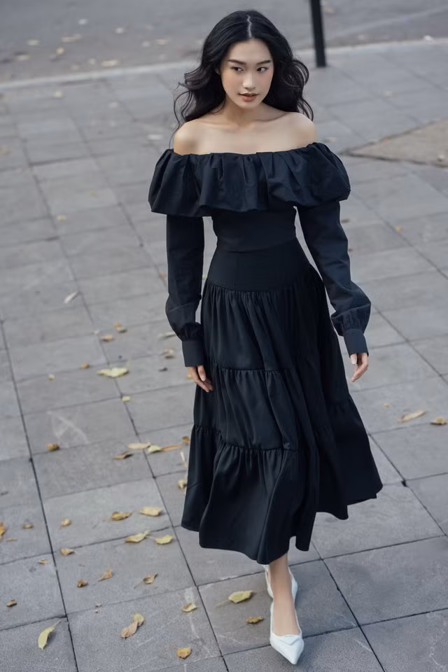 Chiếc đầm midi vai trần với các đường xếp ly, tạo bồng mang đến vẻ đẹp quyến rũ, đậm phong cách "quý cô" thanh lịch cho người đẹp Hà Nội