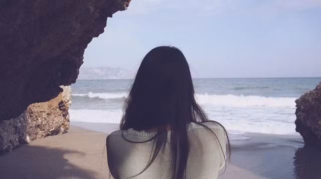 Luôn có ý thức bảo vệ mái tóc khi đi biển hay đi bơi ở hồ bơi.