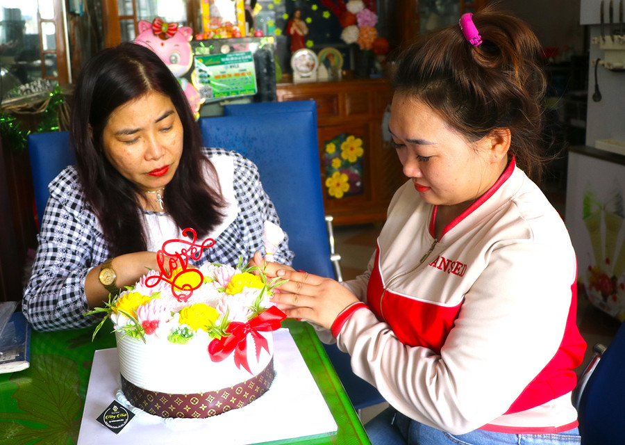 Chị Trịnh Thị Hồng (bìa phải, tổ 1) chăm chỉ học nghề làm bánh sinh nhật. Ảnh: N.M Chị Trịnh Thị Hồng (bìa phải, tổ 1) chăm chỉ học nghề làm bánh sinh nhật. Ảnh: N.M
