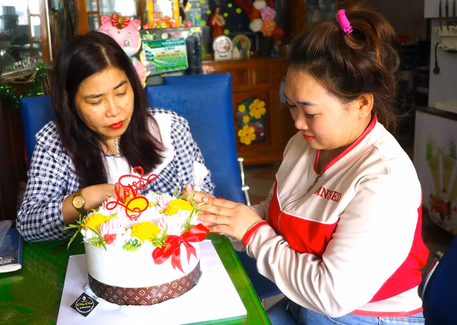 Chị Trịnh Thị Hồng (bìa phải, tổ 1) chăm chỉ học nghề làm bánh sinh nhật. Ảnh: N.M