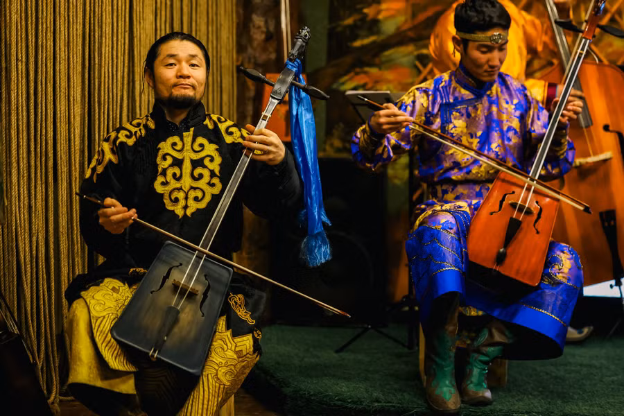 Ngoài chuyến thăm bộ lạc chăn tuần lộc, vị khách Lê Viết Vinh còn có cơ hội khám phá đời sống văn hoá của người dân Mông Cổ. Anh rất say mê khi trải nghiệm âm thanh của đàn ngựa (mã đầu cầm) của các nghệ sĩ cổ truyền.