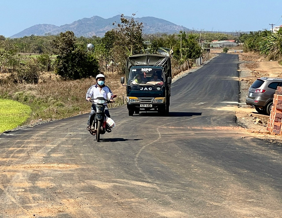 Dự án đường liên huyện Chư Sê-Chư Pưh-Chư Prông tạo tính kết nối liên vùng với nhiều địa phương, tạo điều kiện thuận lợi để các địa phương vùng sâu vùng xa phát triển. Ảnh: Minh Phương