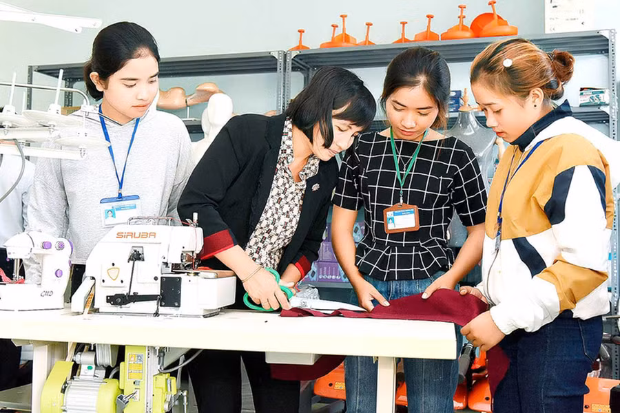 Một lớp đào tạo nghề may cho lao động người dân tộc thiểu số tại Trung tâm Giáo dục nghề nghiệp-Giáo dục thường xuyên huyện Đak Đoa. Ảnh: Đ.T