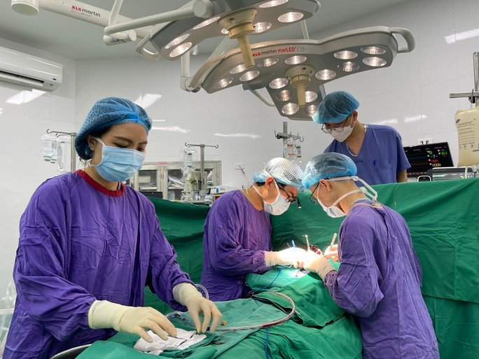 Các bác sĩ thực hiện ca ghép đa tạng tim - thận cho nam bệnh nhân. Các bác sĩ thực hiện ca ghép đa tạng tim - thận cho nam bệnh nhân.