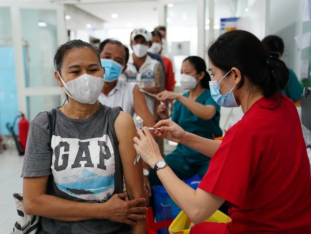 Người dân TP.HCM tiêm vắc xin Covid-19. Ảnh: Độc Lập Người dân TP.HCM tiêm vắc xin Covid-19. Ảnh: Độc Lập