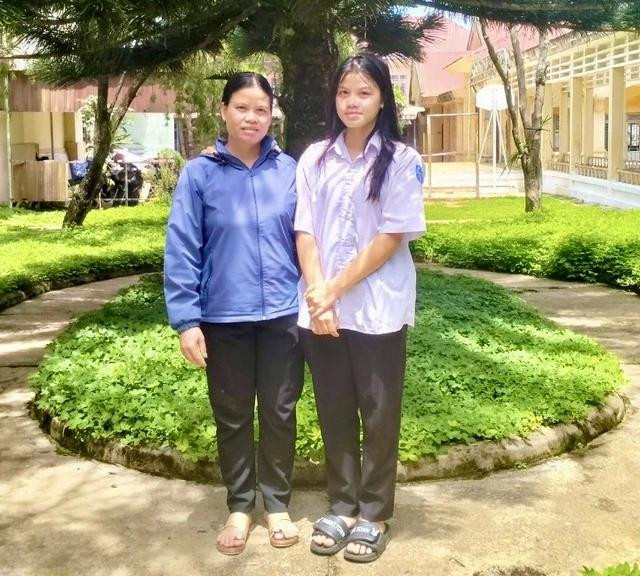 Mẹ con chị Y Vê cùng thi tại một điểm thi. Ảnh THIÊN ÂN Mẹ con chị Y Vê cùng thi tại một điểm thi. Ảnh THIÊN ÂN