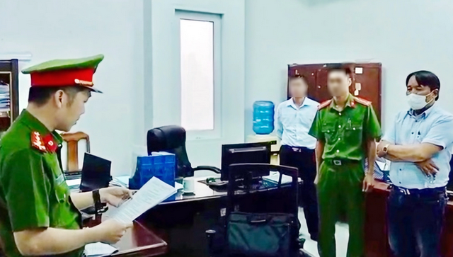 Ông Trần Hữu Dũng (bìa phải) bị khởi tố, bắt tạm giam. Ông Trần Hữu Dũng (bìa phải) bị khởi tố, bắt tạm giam.