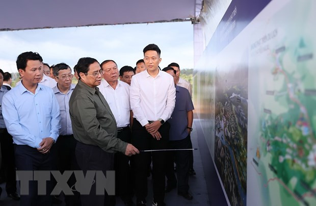 Thủ tướng xem bản đồ định hướng quy hoạch Khu du lịch sinh thái Măng Đen. (Ảnh: Dương Giang/TTXVN)