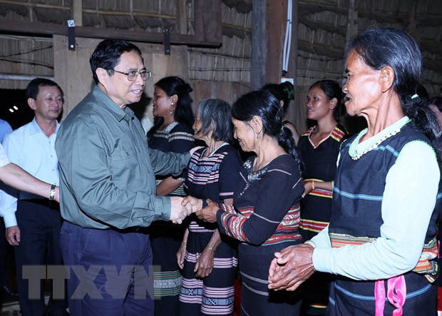 Thủ tướng Phạm Minh Chính đến thăm Làng Văn hóa Du lịch cộng đồng Kon Pring. (Ảnh: Dương Giang/TTXVN)