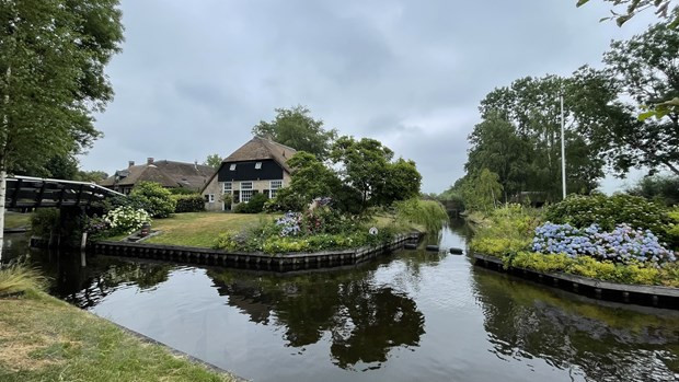 Phương tiện đi lại trong làng là xe đạp, thuyền, hoặc đi bộ. (Ảnh: Nguyễn Thu Hà/TTXVN) Phương tiện đi lại trong làng là xe đạp, thuyền, hoặc đi bộ. (Ảnh: Nguyễn Thu Hà/TTXVN)