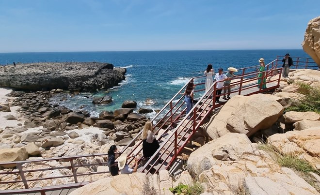 Du khách tham quan Hang Rái ở Vườn Quốc gia Núi Chúa (Ninh Thuận). (Ảnh: Nguyễn Thành/TTXVN) Du khách tham quan Hang Rái ở Vườn Quốc gia Núi Chúa (Ninh Thuận). (Ảnh: Nguyễn Thành/TTXVN)