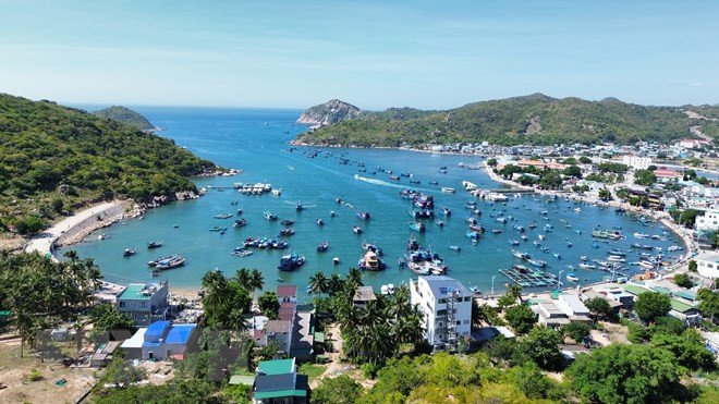 Danh thắng Vịnh Vĩnh Hy nằm trong Khu Dự trữ Sinh quyển Thế giới Núi Chúa. (Ảnh: Nguyễn Thành/TTXVN) Danh thắng Vịnh Vĩnh Hy nằm trong Khu Dự trữ Sinh quyển Thế giới Núi Chúa. (Ảnh: Nguyễn Thành/TTXVN)