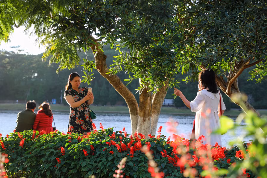 Du khách chụp ảnh lưu niệm bên Hồ Xuân Hương Du khách chụp ảnh lưu niệm bên Hồ Xuân Hương