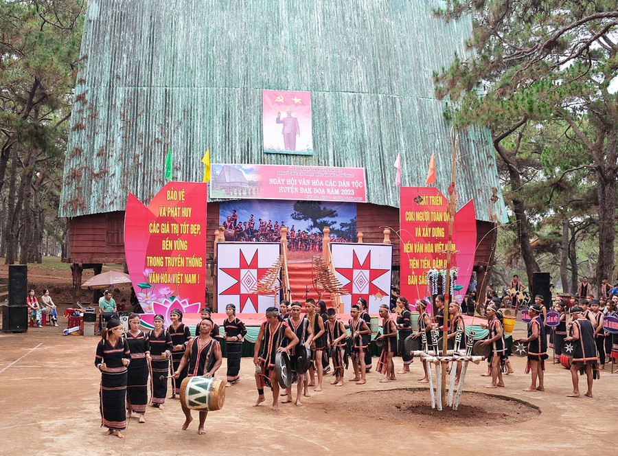 Ngày hội văn hóa các dân tộc huyện Đak Đoa là hoạt động tôn vinh và phát huy bản sắc văn hóa tại cộng đồng. Ảnh: Hoàng Ngọc Ngày hội văn hóa các dân tộc huyện Đak Đoa là hoạt động tôn vinh và phát huy bản sắc văn hóa tại cộng đồng. Ảnh: Hoàng Ngọc