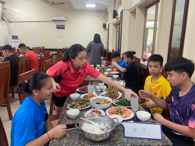 Bữa ăn của các VĐV đã đủ chất sau khi trở về Trung tâm huấn luyện thể thao quốc gia Hà Nội sinh hoạt, tập luyện. Ảnh: Hoàng Quân