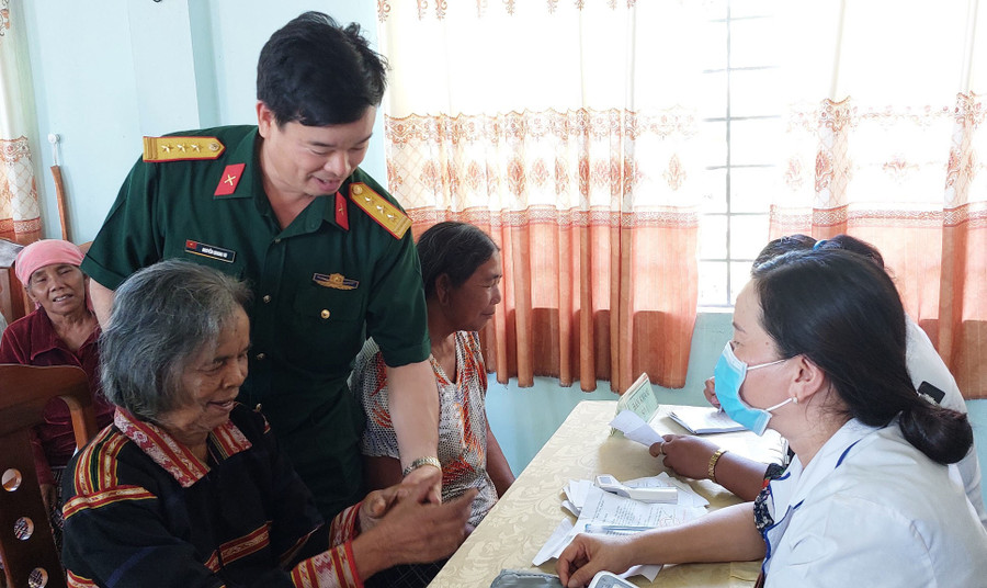 Hiểu tiếng địa phương nên cán bộ Trung đoàn 710 luôn gần dân và hiểu dân. Ảnh: Vĩnh Hoàng