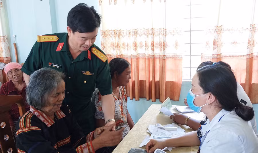 Hiểu tiếng địa phương nên cán bộ Trung đoàn 710 luôn gần dân và hiểu dân. Ảnh: Vĩnh Hoàng