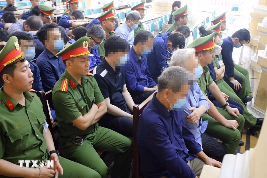 Các bị cáo tại phiên tòa (ngày 1/4). (Ảnh: Thanh Vũ/TTXVN)