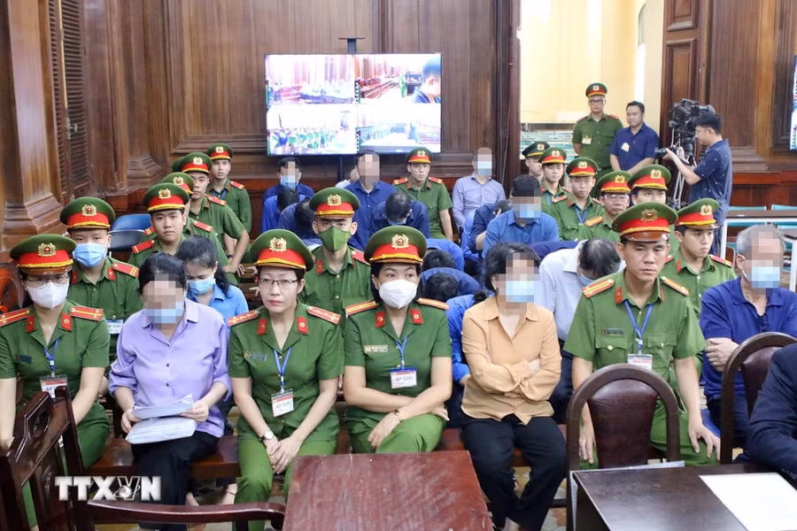 Các bị cáo tại phiên tòa (ngày 1/4). (Ảnh: Thanh Vũ/TTXVN)