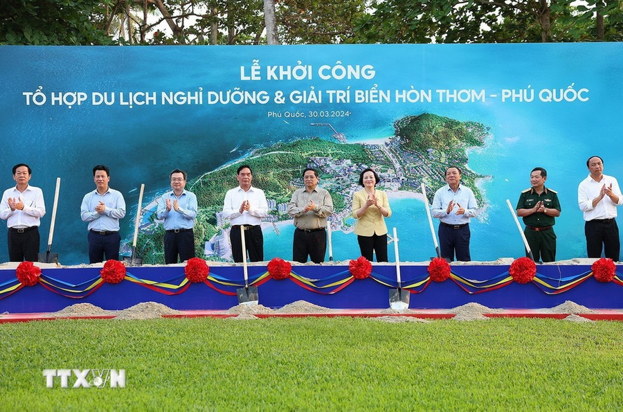 Thủ tướng Phạm Minh Chính và các đại biểu khởi công Tổ hợp du lịch nghỉ dưỡng và giải trí biển Hòn Thơm-Phú Quốc. (Ảnh: Dương Giang/TTXVN) Thủ tướng Phạm Minh Chính và các đại biểu khởi công Tổ hợp du lịch nghỉ dưỡng và giải trí biển Hòn Thơm-Phú Quốc. (Ảnh: Dương Giang/TTXVN)