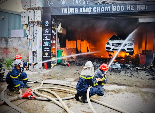 Vụ cháy khiến 9 ô tô bị ảnh hưởng, trong đó có 8 xe bị cháy hoàn toàn. Ảnh: Trần Cường