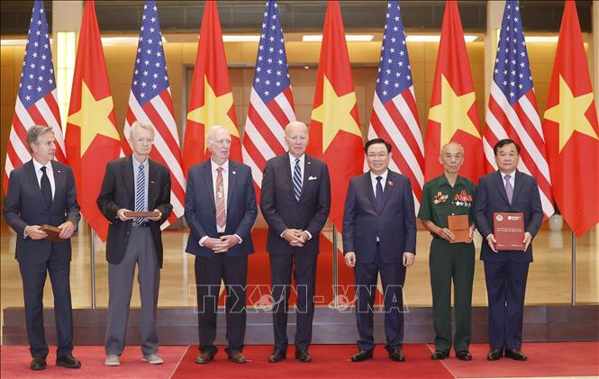 Chủ tịch Quốc hội Vương Đình Huệ, Tổng thống Hoa Kỳ Joe Biden với đại biểu. Chủ tịch Quốc hội Vương Đình Huệ, Tổng thống Hoa Kỳ Joe Biden với đại biểu.