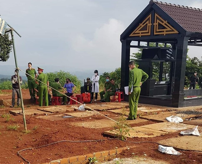 Giám đốc Công an tỉnh Đắk Nông nói về vụ “có 1 không 2, tranh chấp tử thi - Ảnh 1. Cơ quan chức năng khai quật tử thi