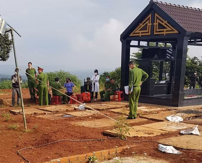 Cơ quan chức năng khai quật tử thi