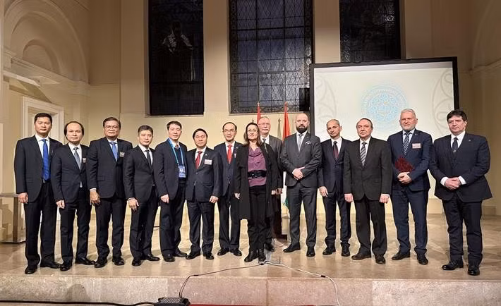 Đại diện các trường đại học của Việt Nam và Hungary tại sự kiện ký kết hợp tác.