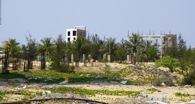 Nhiều công trình dự án FLC Lux City Quy Nhơn đang xây dựng dở dang bị gỉ sét