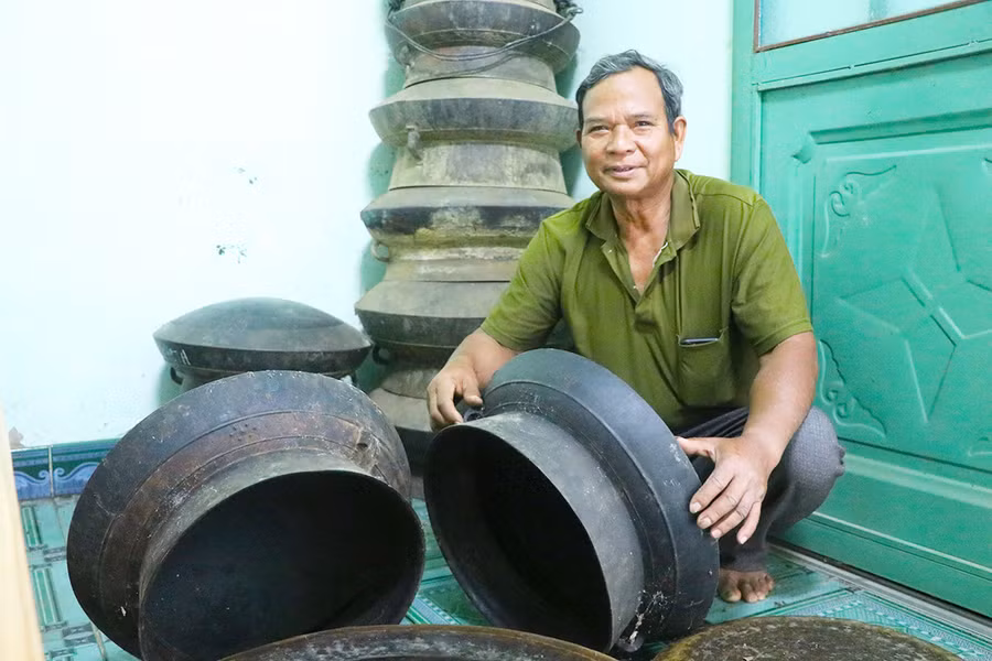 Nồi đồng quý được người dân ở tổ dân phố Plei-Pyang, thị trấn Kông Chro gìn giữ cẩn thận. Ảnh: An Phát
