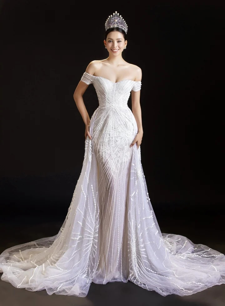 "Với cô gái 23 tuổi bây giờ, Vy thầm biết ơn vì những gì mình đã được nhận. Không gì quý hơn khi nửa thập kỷ đi qua, Vy vẫn được khán giả yêu mến, được tiếp tục làm việc và cống hiến”, Hoa hậu Tiểu Vy khẳng định. "Với cô gái 23 tuổi bây giờ, Vy thầm biết ơn vì những gì mình đã được nhận. Không gì quý hơn khi nửa thập kỷ đi qua, Vy vẫn được khán giả yêu mến, được tiếp tục làm việc và cống hiến”, Hoa hậu Tiểu Vy khẳng định.