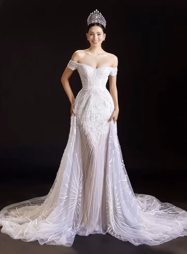 "Với cô gái 23 tuổi bây giờ, Vy thầm biết ơn vì những gì mình đã được nhận. Không gì quý hơn khi nửa thập kỷ đi qua, Vy vẫn được khán giả yêu mến, được tiếp tục làm việc và cống hiến”, Hoa hậu Tiểu Vy khẳng định.